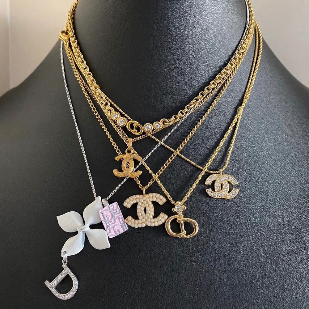 đŻAUTH NEW CHRISTIAN DIOR RARE NECKLACE VTG WHITE FLOWER TROTTER 2 PENDENT SET - Picture 8 of 8